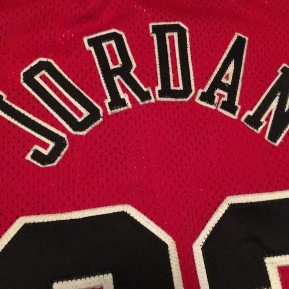 Michael Jordan Authentic Jersey Red Number 23 - Picture 2 of 6
